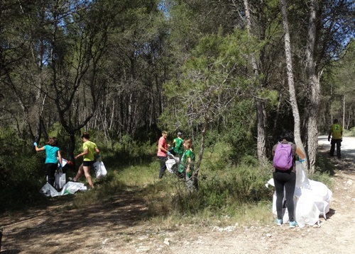 Una de les accions realitzades al municipi amb voluntaris i volunt&agrave;ries